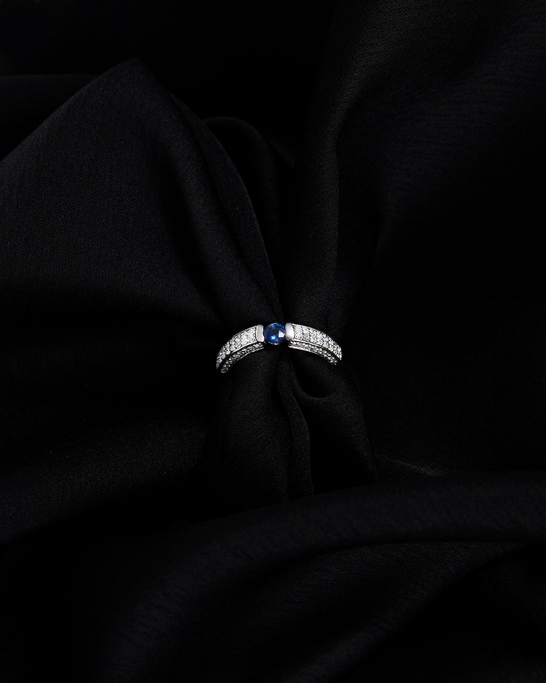 BLEU SAPPHIRE DIAMOND RING