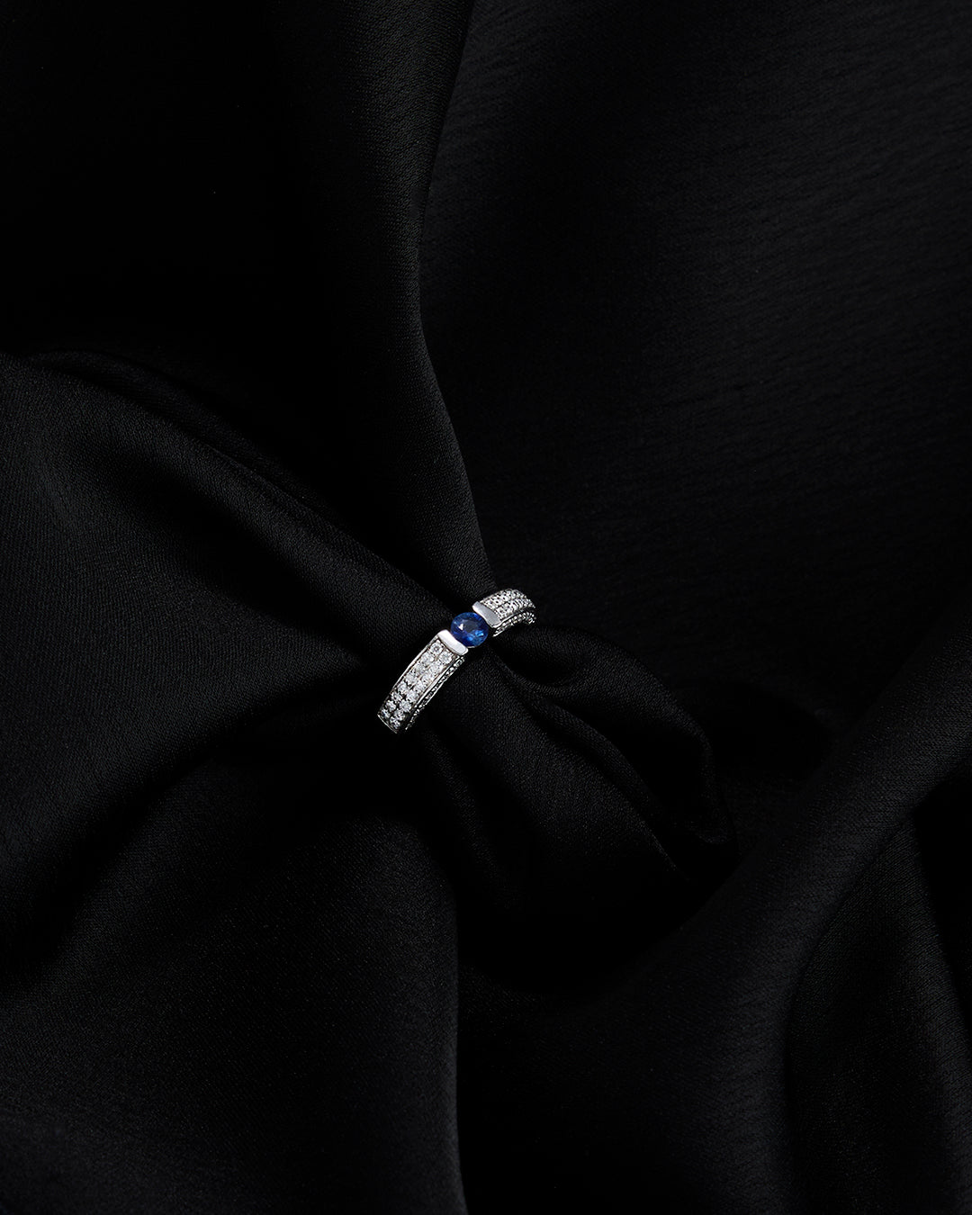 BLEU SAPPHIRE DIAMOND RING