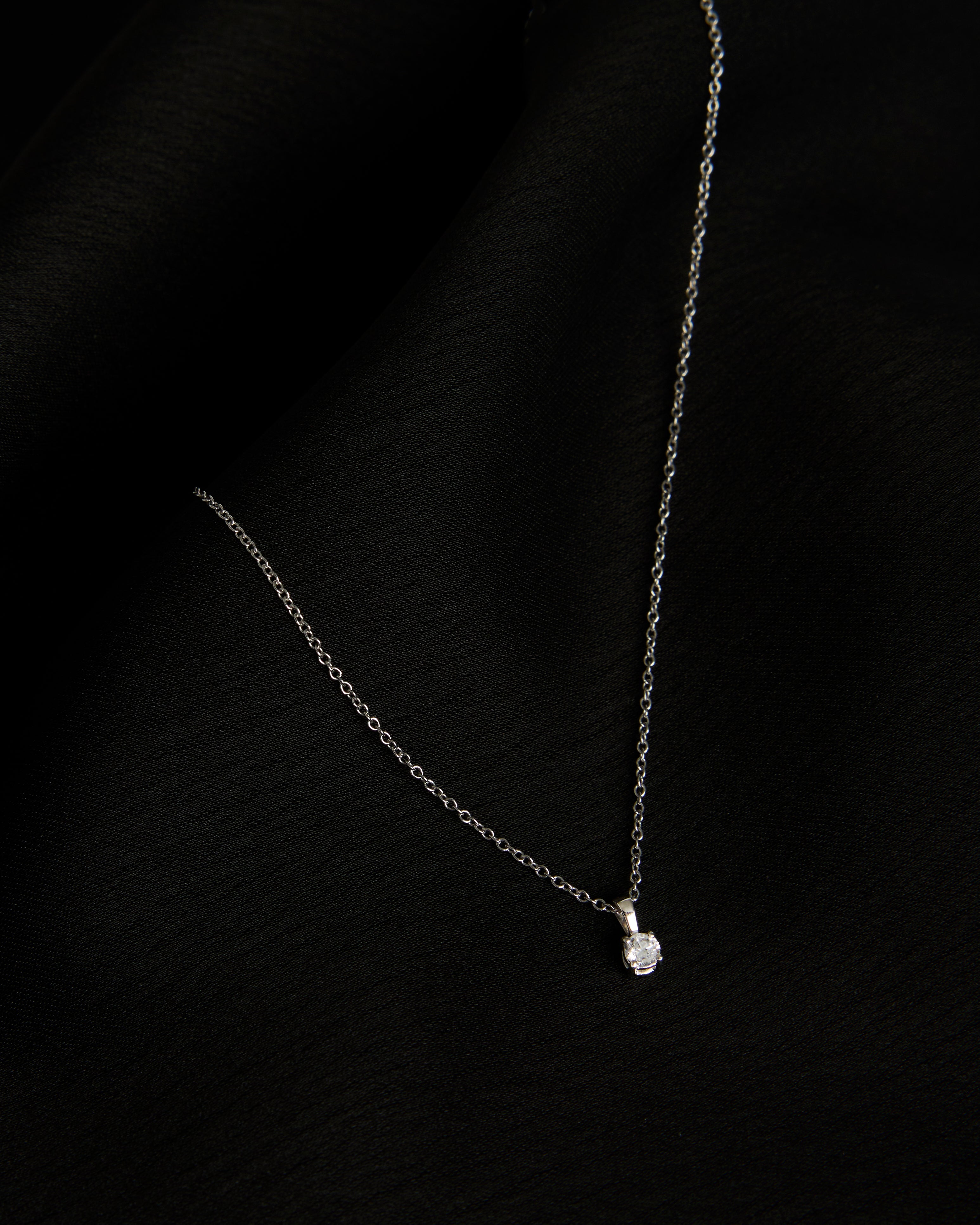 Lunette Diamond Pendant Necklace 1.63 g 18K White Gold
