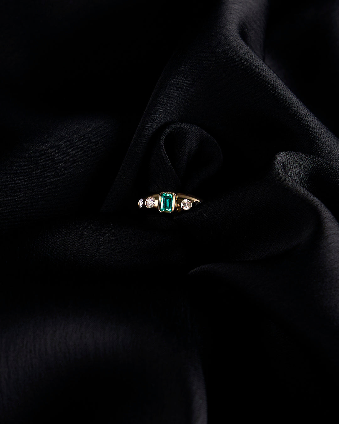Vivelle Emerald & Diamond Vintage Ring